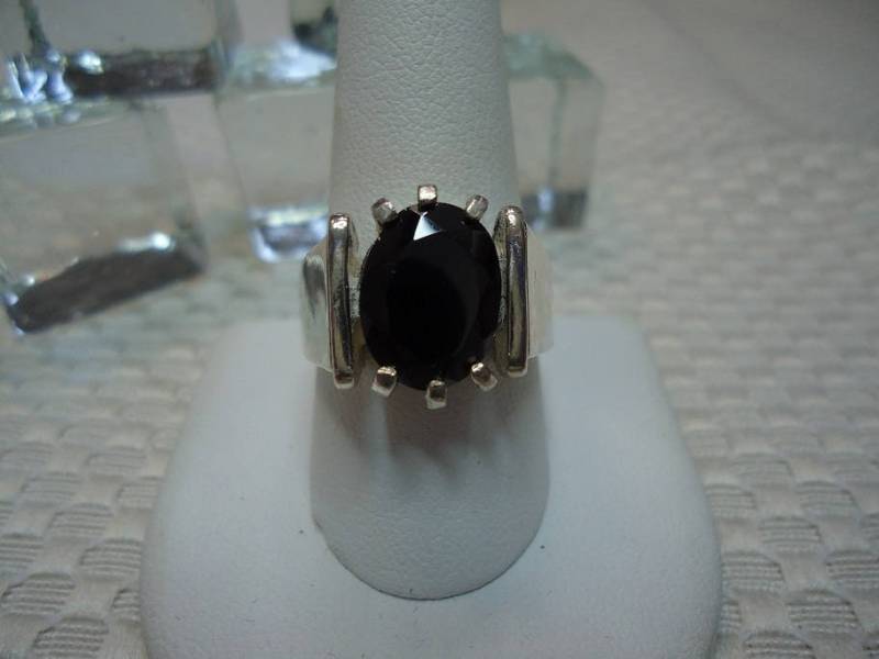 Oval Geschnittener Schwarzer Spinell-Ring Aus Sterling Silber - Größe 10 #2168 Oval Geschnittener Schwarzer Spinell-Ring Aus Sterling Silber - Größe 10 #2168 von MargaretsGems