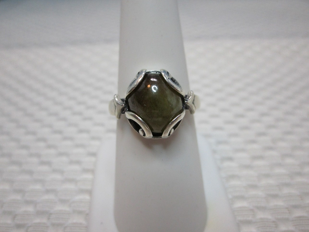 Ovaler Sphen-Ring in Cabochonschliff - Sterling Silber Größe 7 #2602 von MargaretsGems