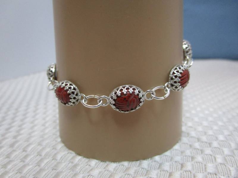 Ovales Cabochon Carved Roter Onyx Skarabäus Armband #2578 von MargaretsGems