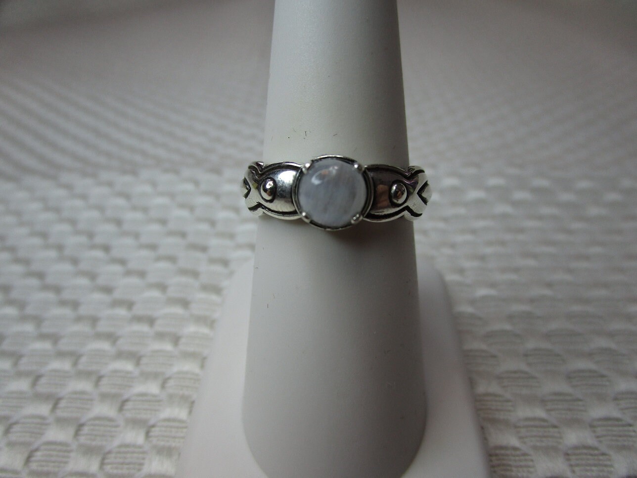 Runder Regenbogen Mondstein Cabochon Ring in Sterling Silber - Größe 7 #2538 von MargaretsGems