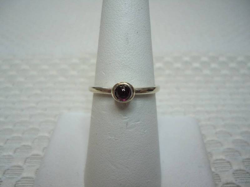 Runder Rhodolith Granat Cabochon Ring in Sterling Silber - Größe 6 #2002 von MargaretsGems