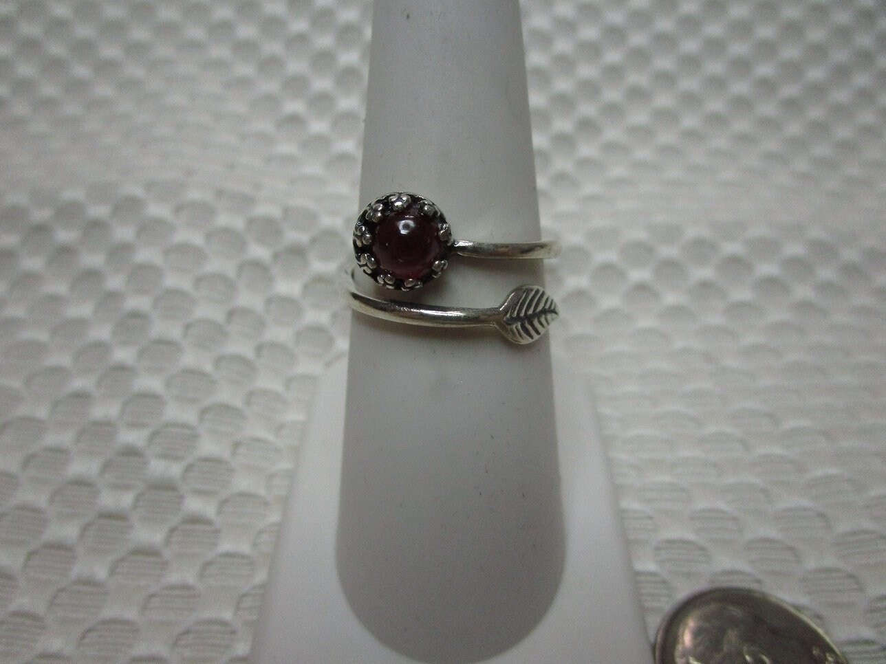 Runder Rubin Im Cabochonschliff in Sterling Silber - Verstellbar #2551 Runder Rubin Im Cabochonschliff in Sterling Silber - Verstellbar #2551 von MargaretsGems