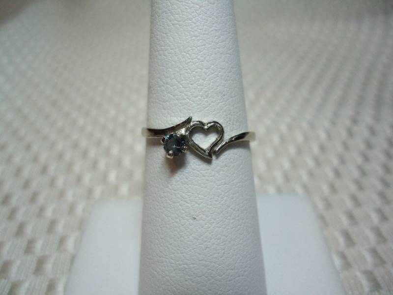 Rundschliff Ring Mit Blauem Diamant in 10K Weißgold - Größe 6, 75 #1821 Rundschliff Ring Mit Blauem Diamant in 10K Weißgold - Größe 6, 75 #1821 von MargaretsGems