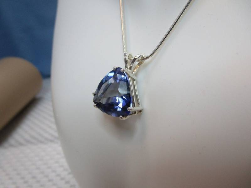 Trillion Geschliffene Blaue Regenbogen Quarz Halskette in Sterling Silber #2469 von MargaretsGems