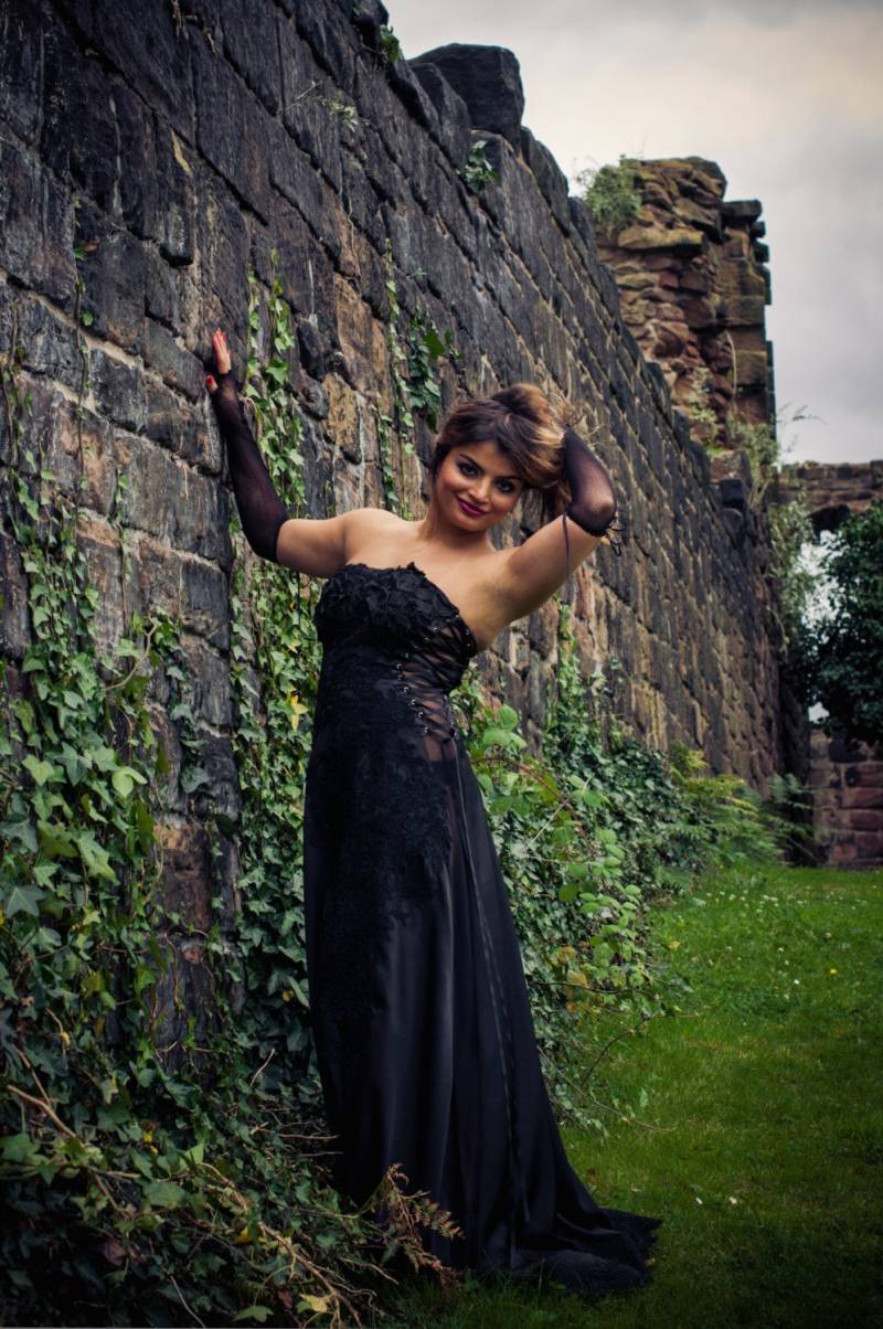 Abendkleid New Margarita Runway Guipure Lace Volle Länge Schwarz Sheer Sides Dress Size L Abendkleid New Margarita Runway Guipure Lace Volle Länge Schwarz Sheer Sides Dress Size L von MargaritasFashion