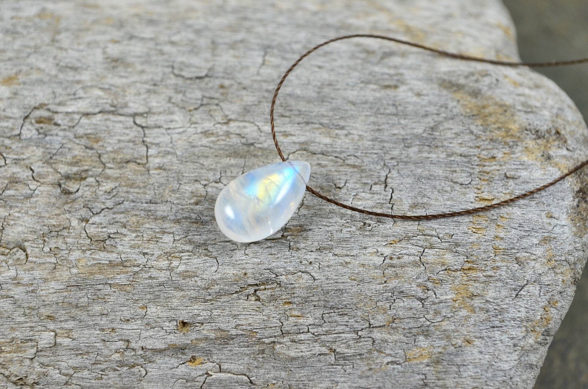 Floating Auffällige Regenbogen Mondstein Halskette, Silkon Edelstein Faden Juni Geburtsstein Kaum Vorhanden Zierlich Weiß Handgeknüpfter Schmuck Floating Auffällige Regenbogen Mondstein Halskette, Silkon Edelstein Faden Juni Geburtsstein Kaum Vorhanden Zierlich Weiß Handgeknüpfter Schmuck von MargayB