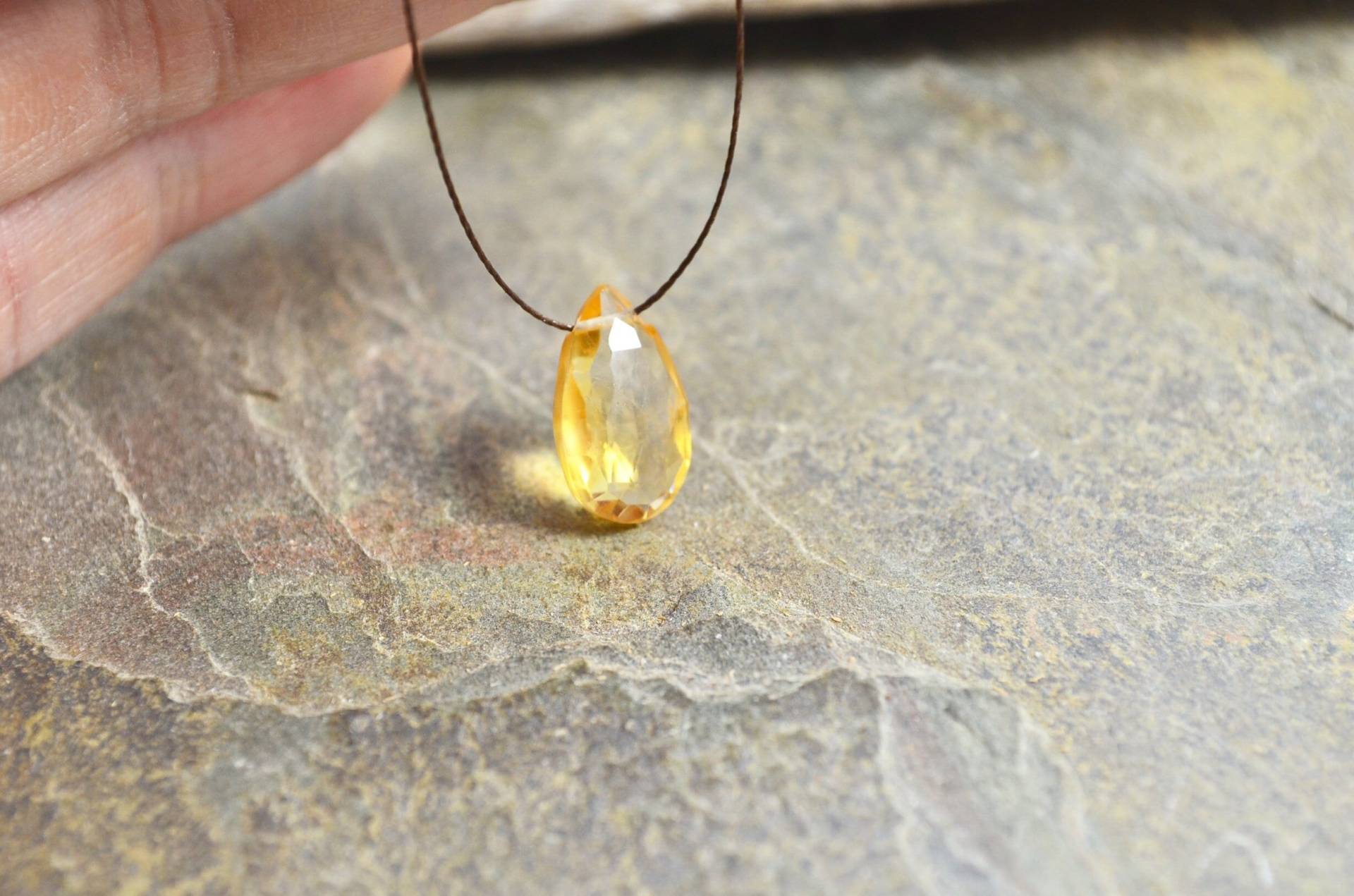 Floating Citrin Halskette, Silkon Faden November Geburtsstein Kaum Dort Zierlich Edelstein Anhänger Handgeknüpft Schmuck, Gelb Tochter Geschenk Floating Citrin Halskette, Silkon Faden November Geburtsstein Kaum Dort Zierlich Edelstein Anhänger Handgeknüpft Schmuck, Gelb Tochter Geschenk von MargayB