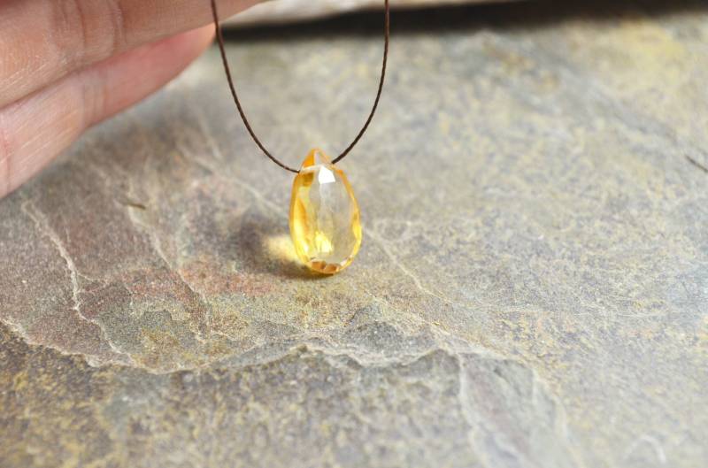 Floating Citrin Halskette, Silkon Faden November Geburtsstein Kaum Dort Zierlich Edelstein Anhänger Handgeknüpft Schmuck, Gelb Tochter Geschenk Floating Citrin Halskette, Silkon Faden November Geburtsstein Kaum Dort Zierlich Edelstein Anhänger Handgeknüpft Schmuck, Gelb Tochter Geschenk von MargayB