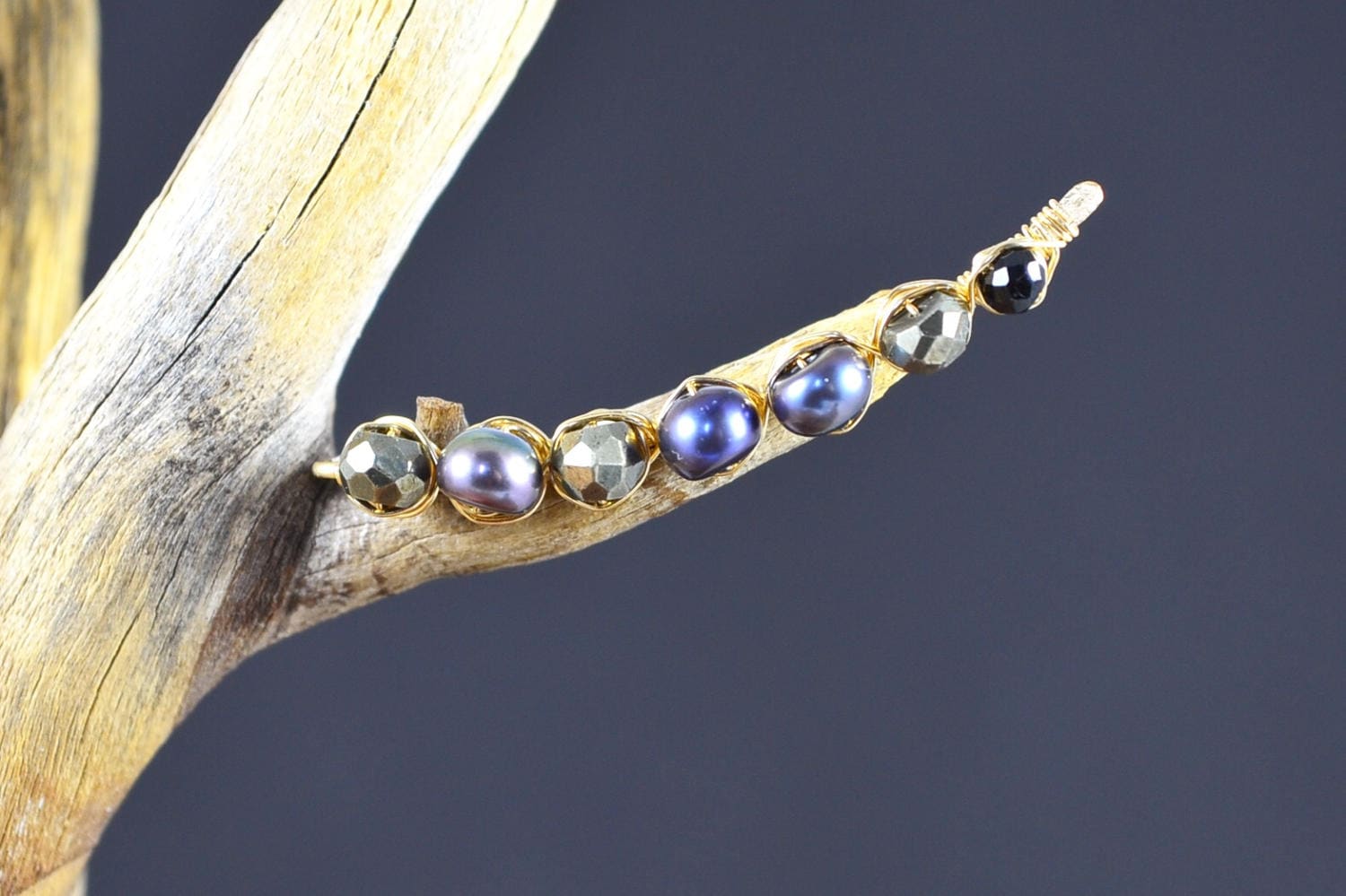 Pyrit Peacock Pearl Gold Ohr Kletterer, Edelstein Schwarze Perle Crawler, 14K Filled Sterling Silber Spinell, Dunkle Pin Ranke Manschette Pyrit Peacock Pearl Gold Ohr Kletterer, Edelstein Schwarze Perle Crawler, 14K Filled Sterling Silber Spinell, Dunkle Pin Ranke Manschette von MargayB