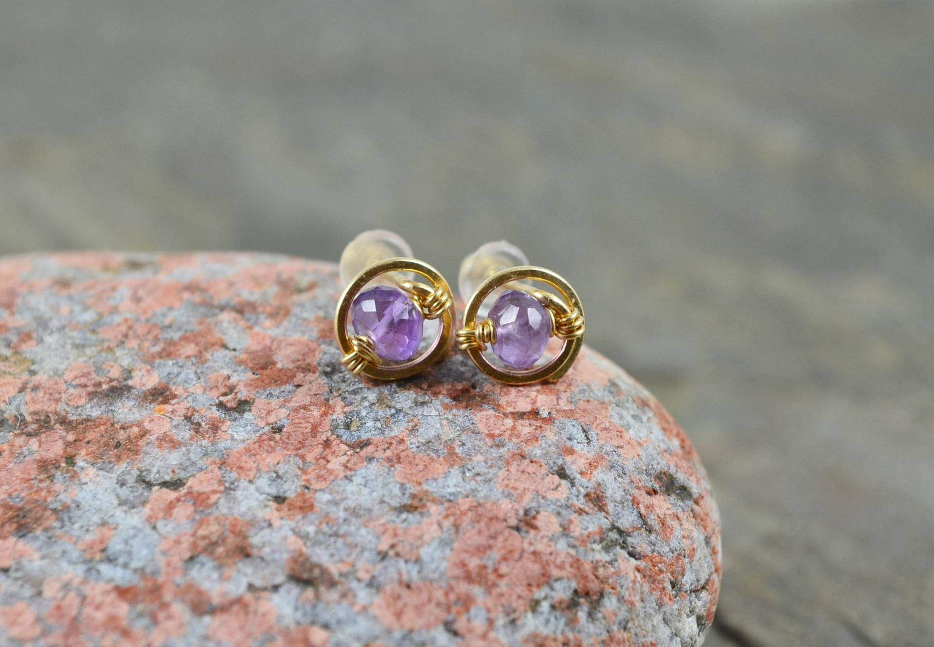 Winzige Amethyst Ohrstecker Draht Gewickelt 14K Gold Rose Filled Sterling Silber Handgemachte Spirale Februar Geburtsstein Lila Edelstein Ohrring Winzige Amethyst Ohrstecker Draht Gewickelt 14K Gold Rose Filled Sterling Silber Handgemachte Spirale Februar Geburtsstein Lila Edelstein Ohrring von MargayB