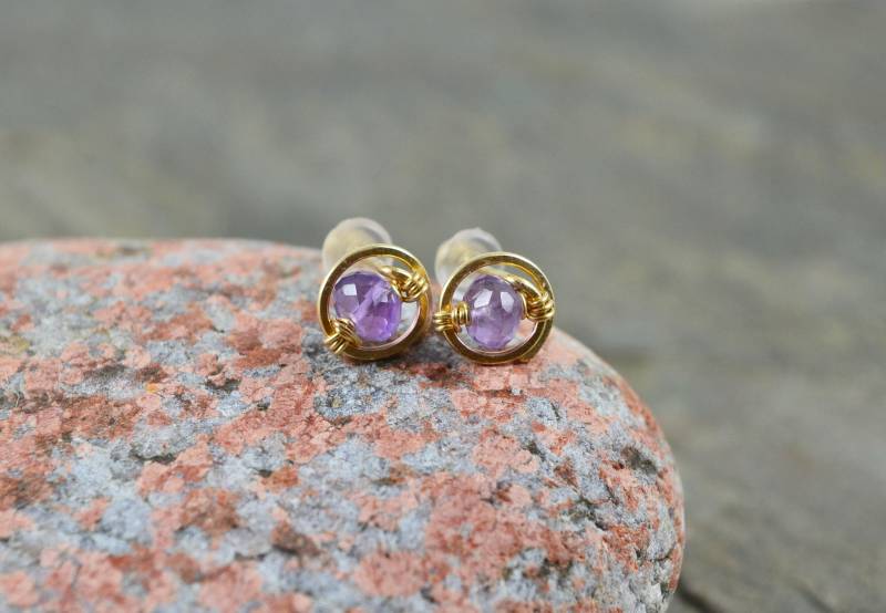 Winzige Amethyst Ohrstecker Draht Gewickelt 14K Gold Rose Filled Sterling Silber Handgemachte Spirale Februar Geburtsstein Lila Edelstein Ohrring Winzige Amethyst Ohrstecker Draht Gewickelt 14K Gold Rose Filled Sterling Silber Handgemachte Spirale Februar Geburtsstein Lila Edelstein Ohrring von MargayB