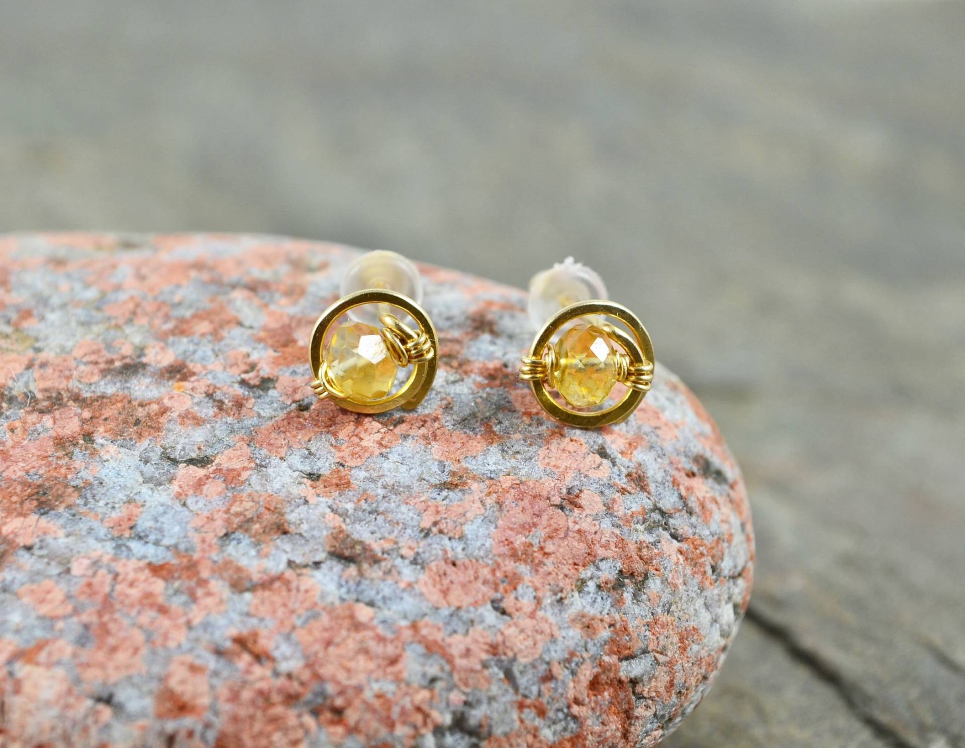 Winzige Citrin Ohrstecker Draht Gewickelt Post 14K Gold Rose Filled Sterling Silber Handgemachte Spirale November Geburtsstein Edelstein Winzige Citrin Ohrstecker Draht Gewickelt Post 14K Gold Rose Filled Sterling Silber Handgemachte Spirale November Geburtsstein Edelstein von MargayB