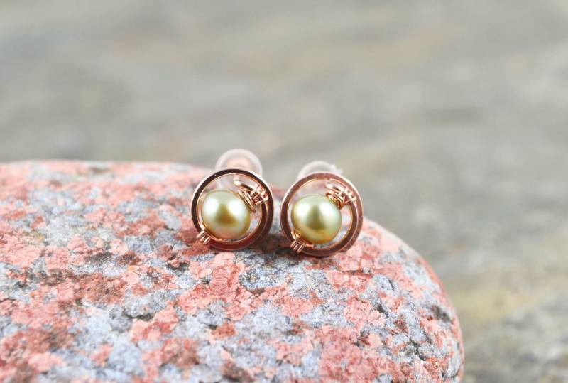 Winzige Pistazien Perle Ohrstecker Draht Gewickelt 14K Gold Rose Filled Sterling Silber Handgemachte Spirale Juni Geburtsstein Edelstein Ohrring Winzige Pistazien Perle Ohrstecker Draht Gewickelt 14K Gold Rose Filled Sterling Silber Handgemachte Spirale Juni Geburtsstein Edelstein Ohrring von MargayB