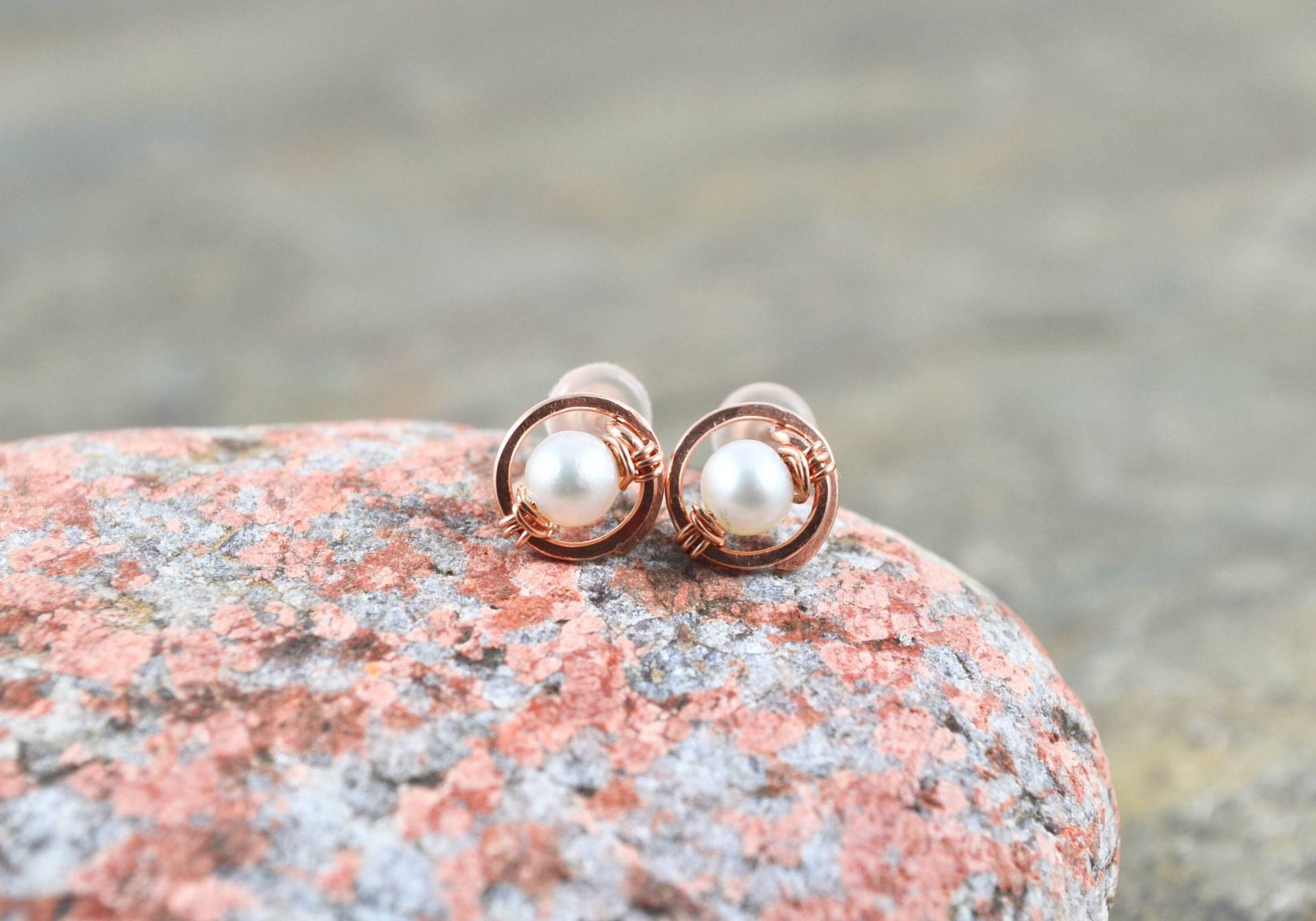 Winzige Weiße Perle Ohrstecker Draht Gewickelt 14K Gold Rose Filled Sterling Silber Handgemachte Spirale Juni Geburtsstein Edelstein Ohrring Winzige Weiße Perle Ohrstecker Draht Gewickelt 14K Gold Rose Filled Sterling Silber Handgemachte Spirale Juni Geburtsstein Edelstein Ohrring von MargayB
