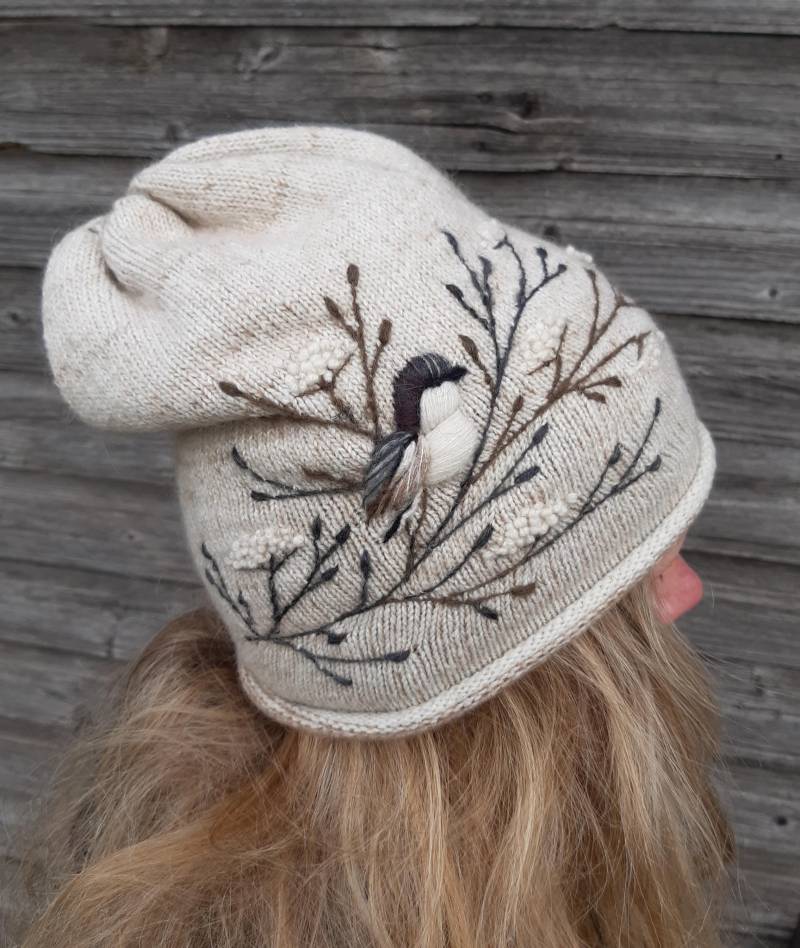 Gestrickte Mütze Mit Stickerei Vogel, Weich Und Lässig Weihnachtsgeschenk, Geschenk Für Sie, Wollmütze, Beige Weiß, Komfort Leben Gestrickte Mütze Mit Stickerei Vogel, Weich Und Lässig Weihnachtsgeschenk, Geschenk Für Sie, Wollmütze, Beige Weiß, Komfort Leben von MargitCraft