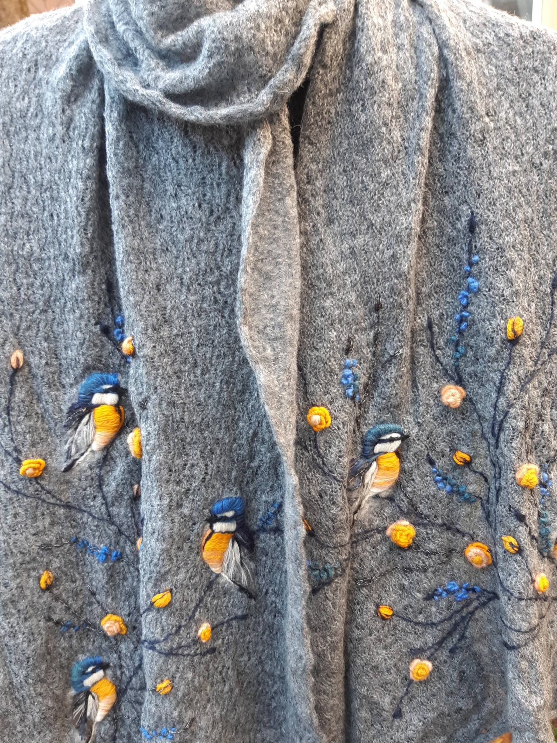 Gestrickter Mohair Schal Mit Stickerei Vögel Und Tudor Rosen.weiches Lässiges Weihnachtsgeschenk Für Sie.gestrickte Winter Accessoires Gestrickter Mohair Schal Mit Stickerei Vögel Und Tudor Rosen.weiches Lässiges Weihnachtsgeschenk Für Sie.gestrickte Winter Accessoires von MargitCraft