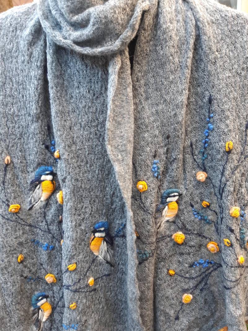 Gestrickter Mohair Schal Mit Stickerei Vögel Und Tudor Rosen.weiches Lässiges Weihnachtsgeschenk Für Sie.gestrickte Winter Accessoires Gestrickter Mohair Schal Mit Stickerei Vögel Und Tudor Rosen.weiches Lässiges Weihnachtsgeschenk Für Sie.gestrickte Winter Accessoires von MargitCraft