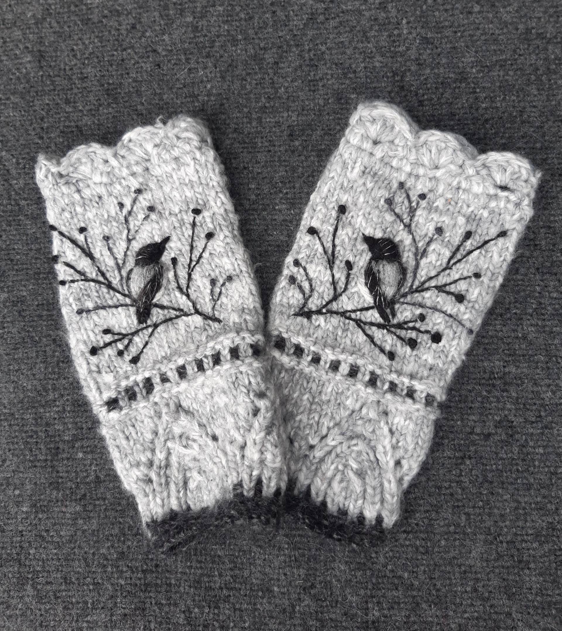 Handgestrickte Fingerlose Handschuhe Mit Stickerei Krähe, Winter Accessoires, Weich Und Weiß, Weiches Lässiges Weihnachtsgeschenk Für Sie Handgestrickte Fingerlose Handschuhe Mit Stickerei Krähe, Winter Accessoires, Weich Und Weiß, Weiches Lässiges Weihnachtsgeschenk Für Sie von MargitCraft