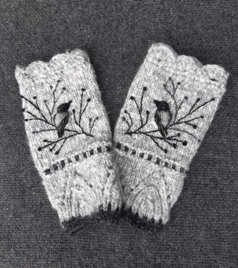 Handgestrickte Fingerlose Handschuhe Mit Stickerei Krähe, Winter Accessoires, Weich Und Weiß, Weiches Lässiges Weihnachtsgeschenk Für Sie Handgestrickte Fingerlose Handschuhe Mit Stickerei Krähe, Winter Accessoires, Weich Und Weiß, Weiches Lässiges Weihnachtsgeschenk Für Sie von MargitCraft