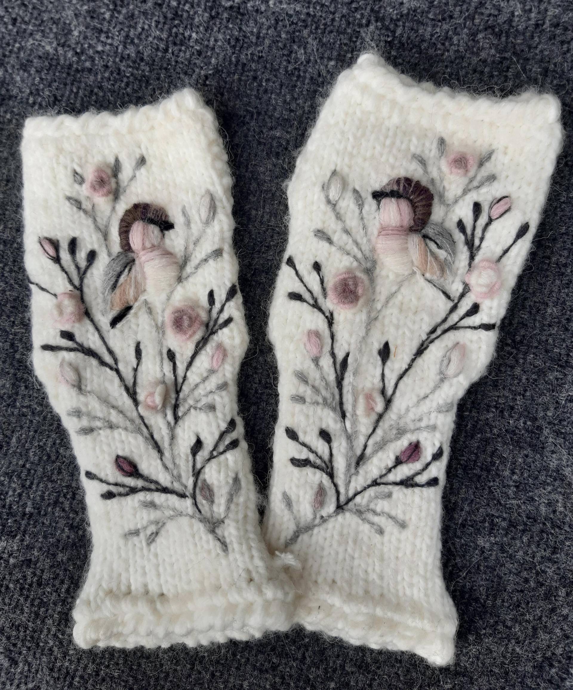 Handgestrickte Fingerlose Handschuhe Mit Vogelstickerei, Weiche Armstulpen Aus Wolle, Geschenk Für Den Muttertag, Frühlings Accessoires Handgestrickte Fingerlose Handschuhe Mit Vogelstickerei, Weiche Armstulpen Aus Wolle, Geschenk Für Den Muttertag, Frühlings Accessoires von MargitCraft