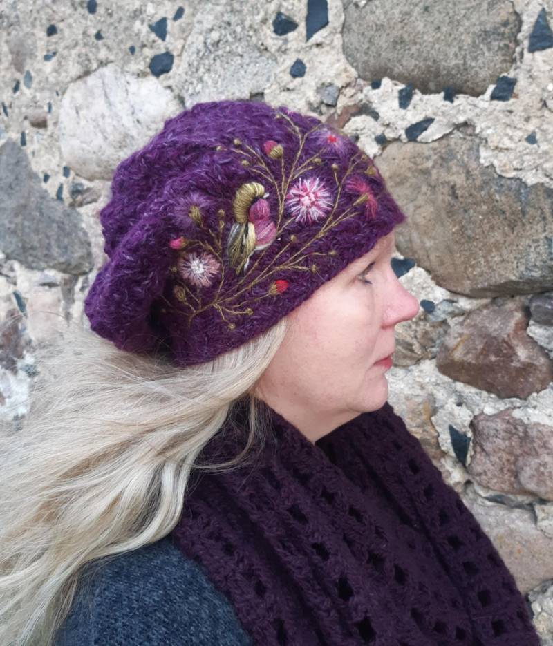 Handgestrickte Slouchy Wolle Beanie Mit Stickerei Vogel, Winter Accessoires, Weihnachtsgeschenk Für Sie, Gestrickte Baskenmütze, Damen Wintermütze von MargitCraft