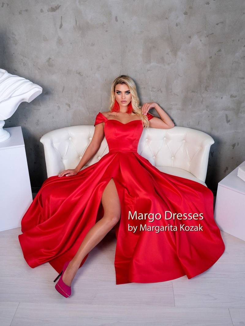 Rotes Satin-Korsett-Kleid Formelles Kleid Schulterfrei, Hoch Geschlitzt von MargoDresses