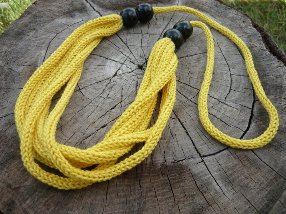 Gehäkelte Gelbe Kette Mit Perlen, Tricotin Schmuck, Häkelschmuck, Gestrickter Schmuck von MariAnnieArt