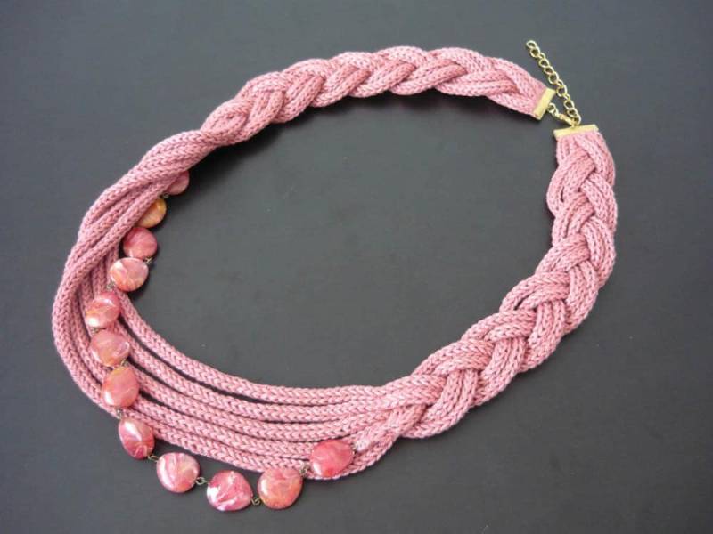 Gehäkelte Rosa Kette Mit Perlen, Tricotin Schmuck, Häkelschmuck, Gestrickter Schmuck Gehäkelte Rosa Kette Mit Perlen, Tricotin Schmuck, Häkelschmuck, Gestrickter Schmuck von MariAnnieArt