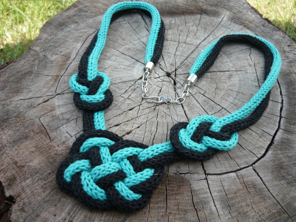 Gehäkelte Schwarz-Blaue Trikotinkette, Tricotinschmuck, Häkelschmuck, Gestrickter Schmuck von MariAnnieArt