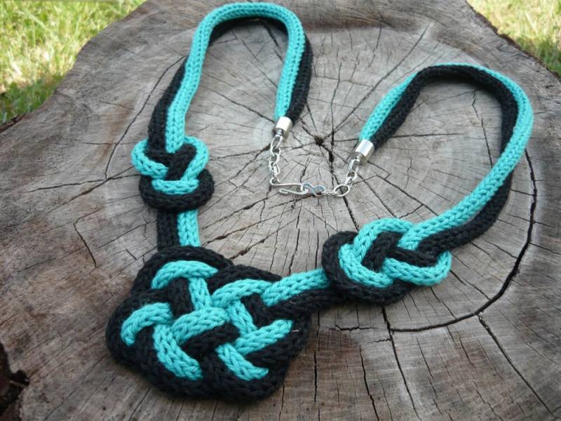 Gehäkelte Schwarz-Blaue Trikotinkette, Tricotinschmuck, Häkelschmuck, Gestrickter Schmuck Gehäkelte Schwarz-Blaue Trikotinkette, Tricotinschmuck, Häkelschmuck, Gestrickter Schmuck von MariAnnieArt