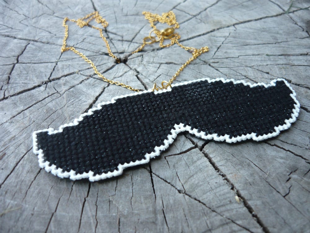 Kreuzstich Kette Moustache von MariAnnieArt