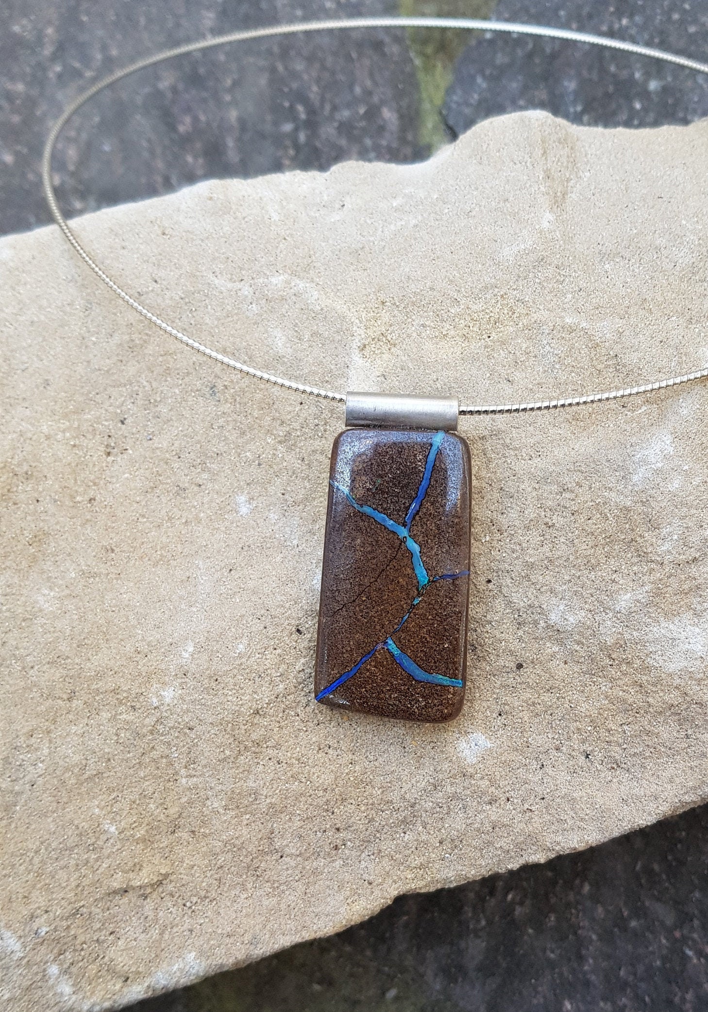 Boulder Opal Anhänger Mit Silberaufhängung Und Einem 925Er Silberreif Boulder Opal Anhänger Mit Silberaufhängung Und Einem 925Er Silberreif von MariArtWa