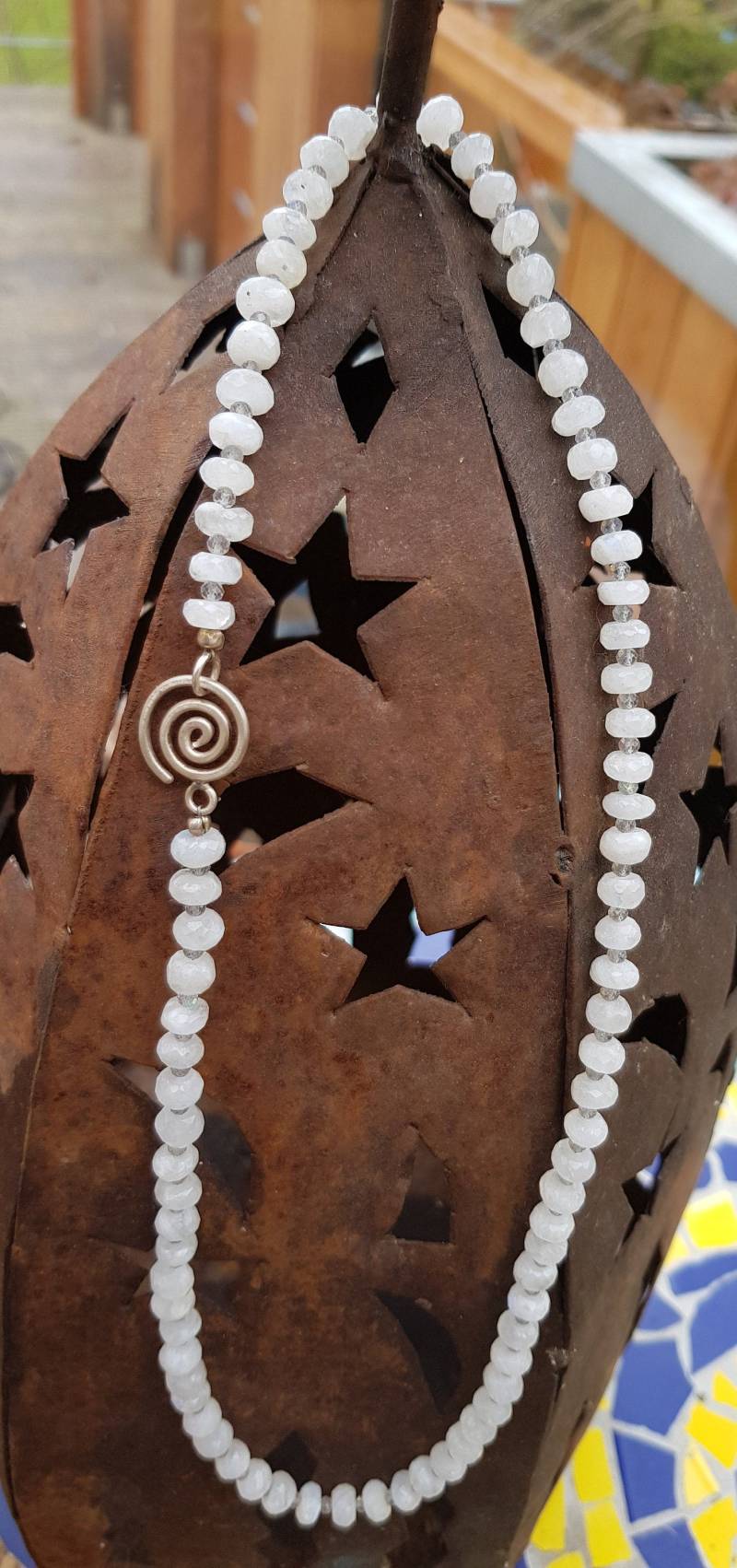Mondstein(Regenmondstein-Kette Mit Kleinen Labradoriten Und Einer Silberspirale Als Verschluss Mondstein(Regenmondstein-Kette Mit Kleinen Labradoriten Und Einer Silberspirale Als Verschluss von MariArtWa