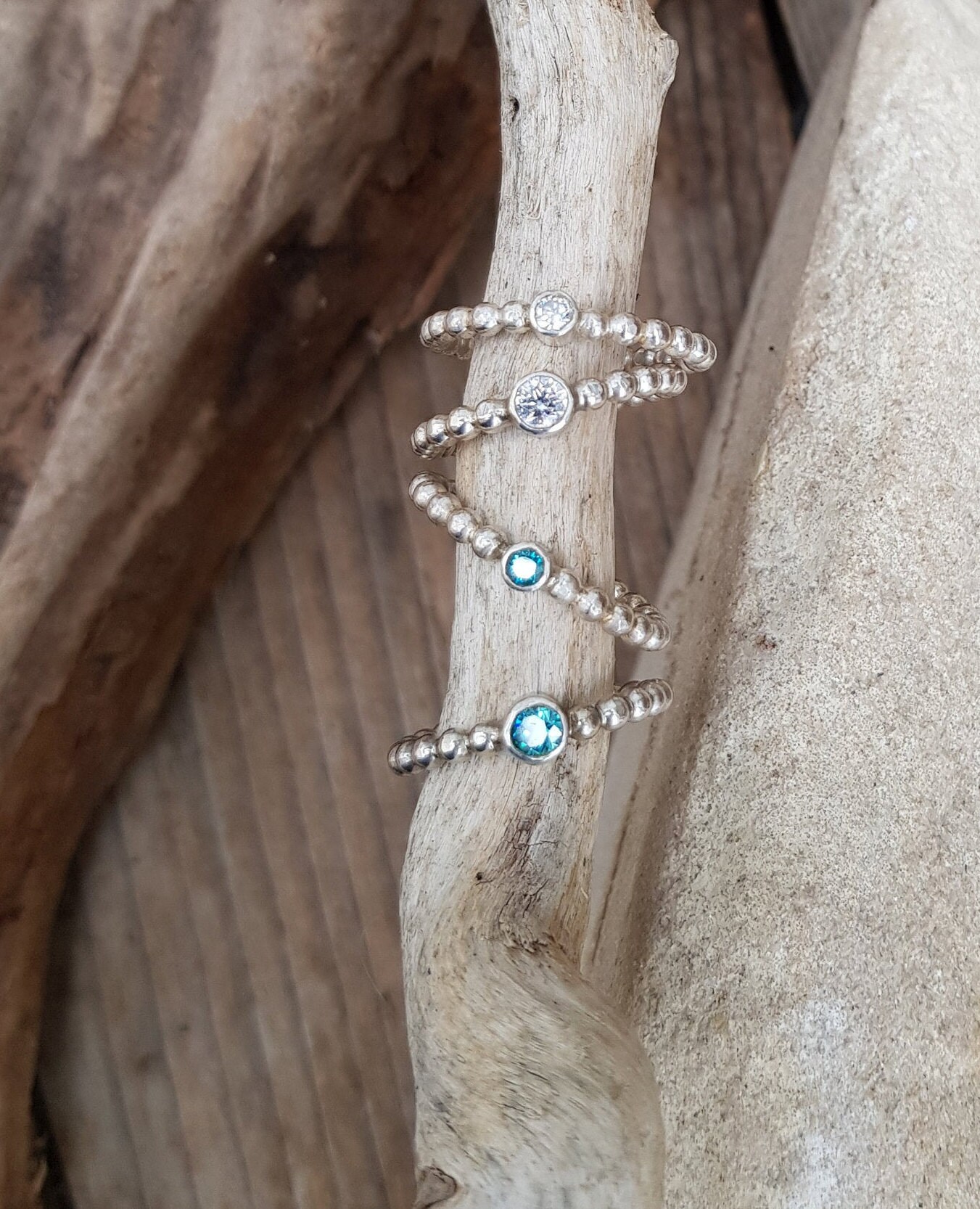 Zarter Kleiner 925Er Silberring Aus Einem Perldraht Mit Kleinem Facettierten Stein Zarter Kleiner 925Er Silberring Aus Einem Perldraht Mit Kleinem Facettierten Stein von MariArtWa