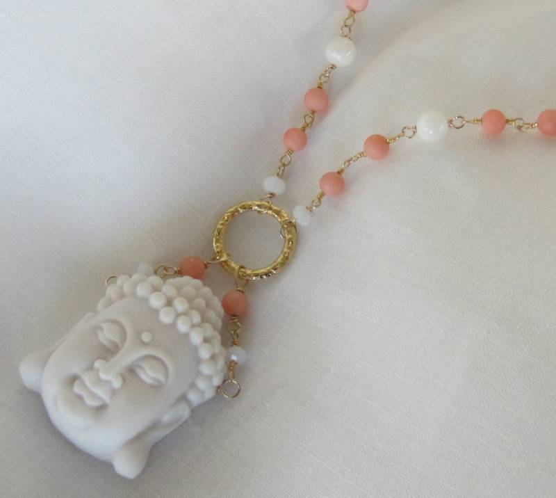 Buddha Halskette Aus Weißem Achat Und Koralle Buddha Halskette Aus Weißem Achat Und Koralle von MariCollection