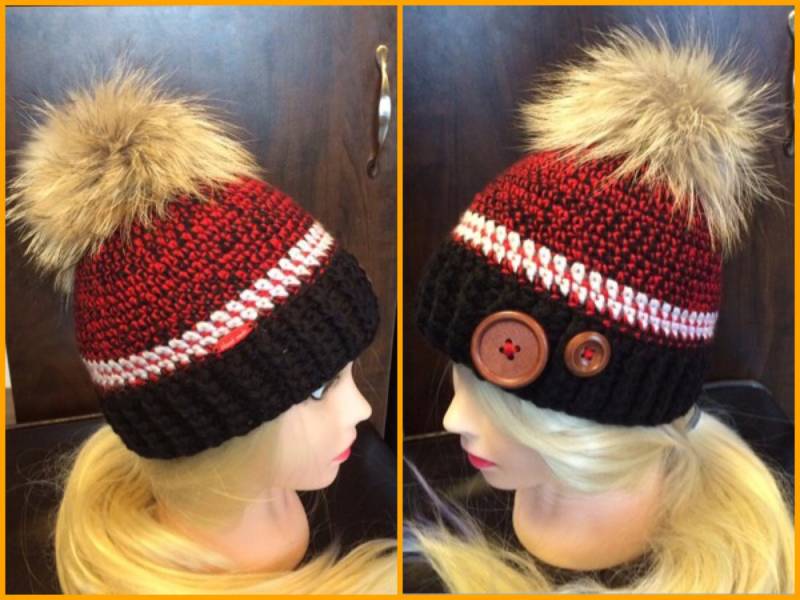 Hut Kind 1-3 Jahre Roter Und Schwarzer Knopf Aus Holzwolle Mit Großen Festen Fell Bommel Häkeln/Wintermütze Mütze Große Fu Gemacht von MariCrochette