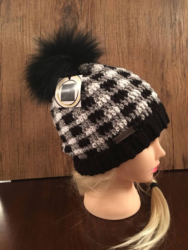 Tuque Hut Schwarz Teens Und Frauen Medium/Large Häkeln, Pompom in Echtem Fell. Mütze Für Weiß Echtpelz Bommel von MariCrochette