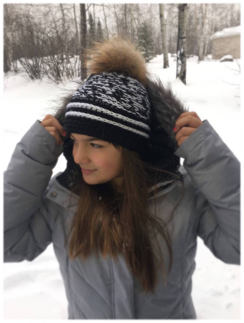 Weiße Und Schwarze Tuque Hut Aus Wolle Gemacht | Stil Stricken Großen Pompom Fell Winter Häkeln von MariCrochette