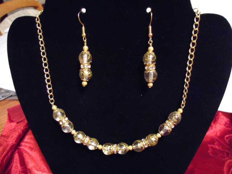 Gold Wirbel Und Kristalle Halskette Ohrringe Set von MariFlorCreations