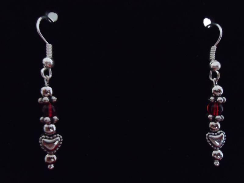 Zierliche Perlen Herzen Mit Roten Facettierten Ohrringe Zierliche Perlen Herzen Mit Roten Facettierten Ohrringe von MariFlorCreations