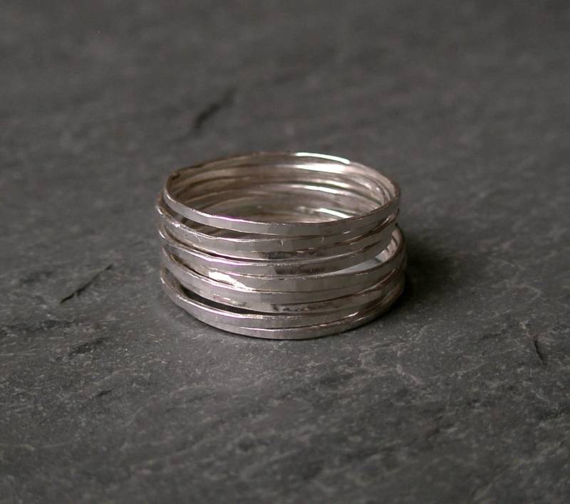 Neun Schmale Sterling Silber Ringe Zum Stapeln - Skinny 1 Mm Schlichte Gehämmerte Neun Schmale Sterling Silber Ringe Zum Stapeln - Skinny 1 Mm Schlichte Gehämmerte von MariKimuraJewelry