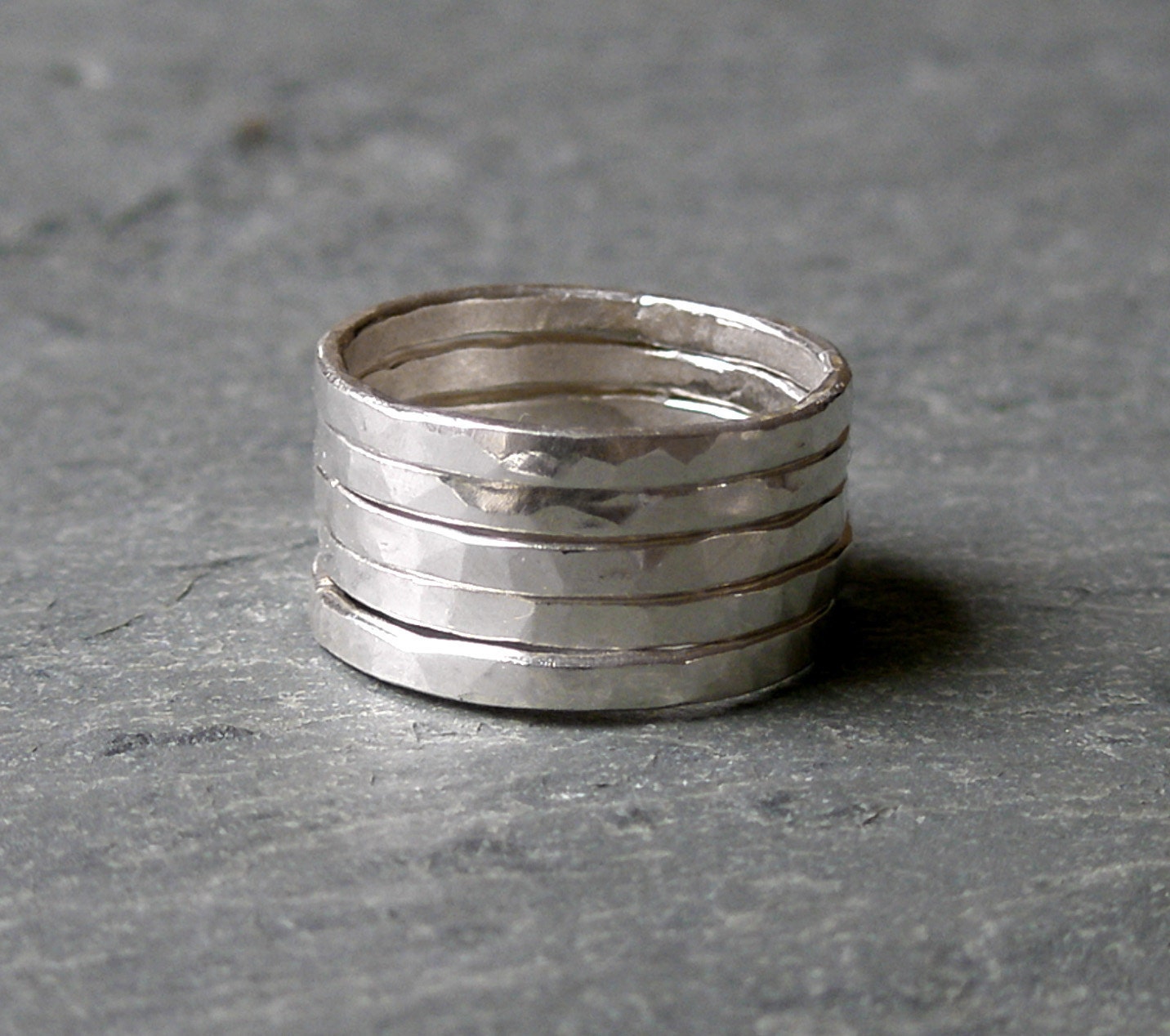Set Aus Fünf Sterling Silber Ringen - 2 Mm Bänder Stapelbare Ringe Schlichte Gehämmerte Set Aus Fünf Sterling Silber Ringen - 2 Mm Bänder Stapelbare Ringe Schlichte Gehämmerte von MariKimuraJewelry