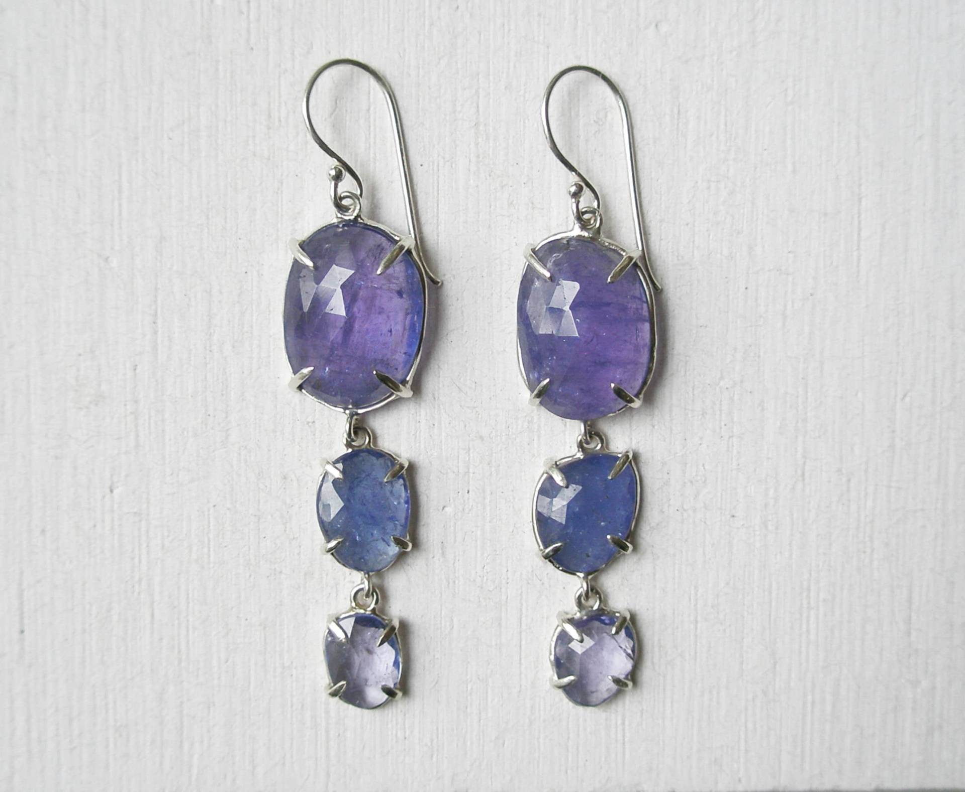 Tansanit Trio Ohrringe - Sterling Silber Ombré Lila Edelstein Unikat Tansanit Trio Ohrringe - Sterling Silber Ombré Lila Edelstein Unikat von MariKimuraJewelry
