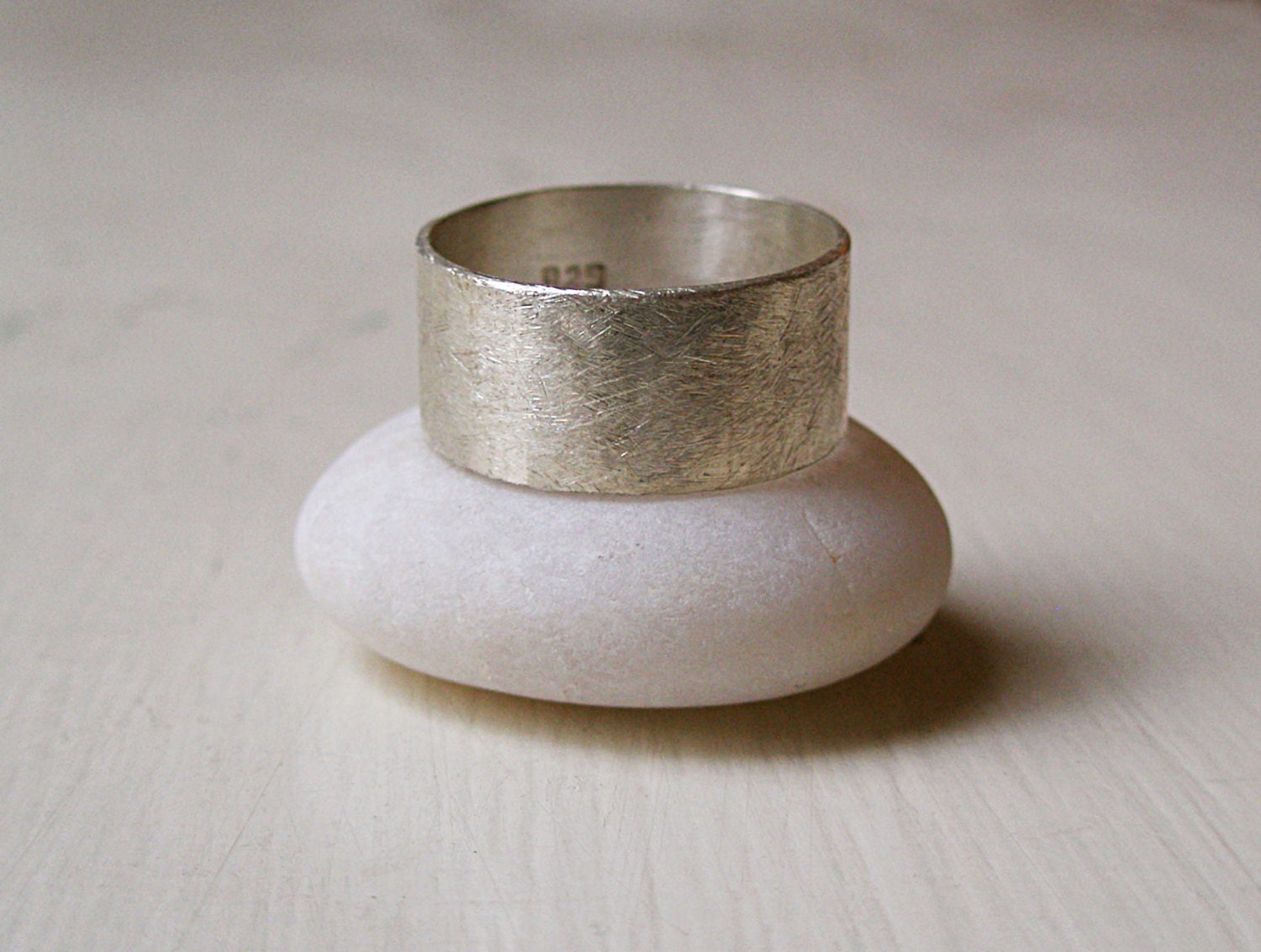 Unisex - Breites Sterling Silber Band 10 Mm Breit Ihre Wahl Der Oberfläche Zerstört Verkratzt Oxidiert Glänzend Unisex - Breites Sterling Silber Band 10 Mm Breit Ihre Wahl Der Oberfläche Zerstört Verkratzt Oxidiert Glänzend von MariKimuraJewelry