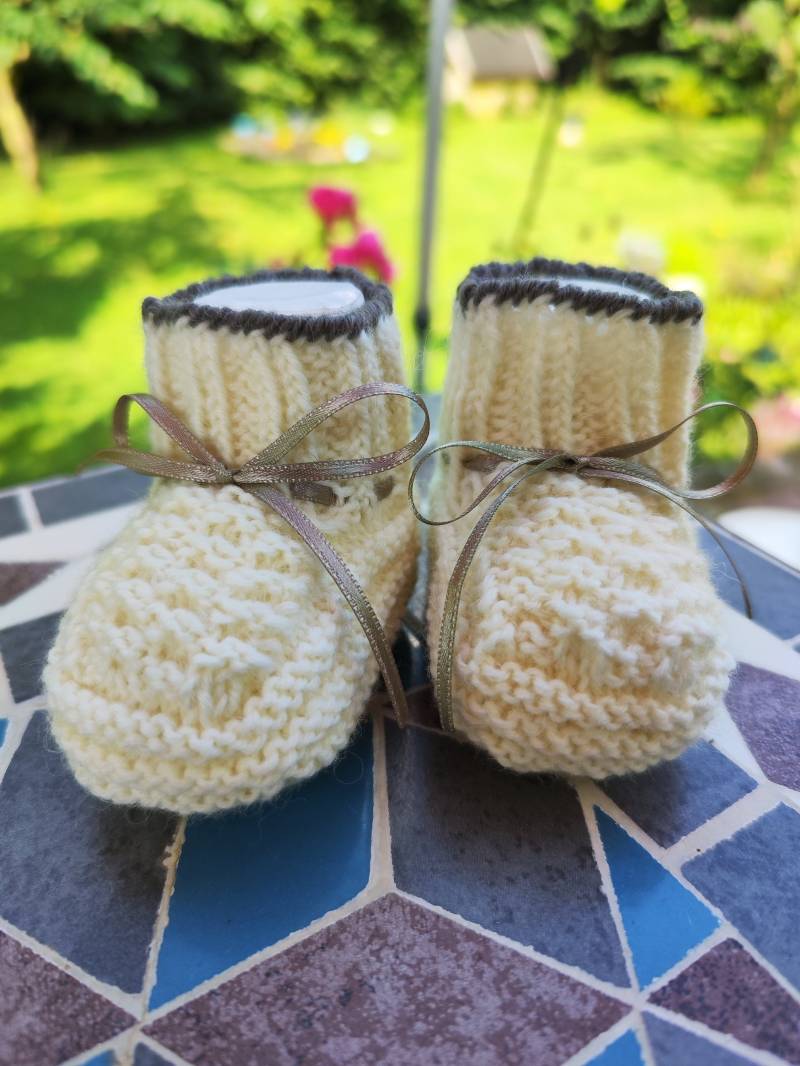 Gestrickte Babyschuhe, Merinowolle, Wollweiß Gestrickte Babyschuhe, Merinowolle, Wollweiß von MariMascheHandmade