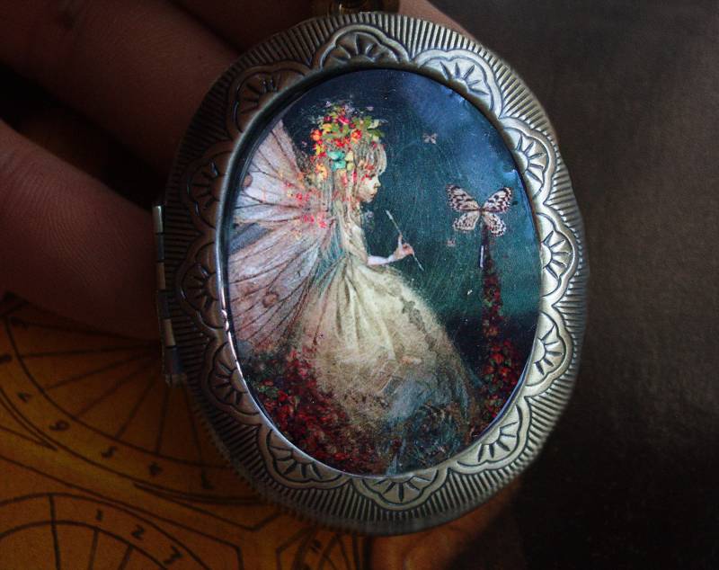 Schmetterling Mädchen Locket/Mixed Art/Feen Geschenk/Schmetterlings-Locket/Schmetterlings-Kunst/Fee Halskette/Grüne Fee/Geschenk Für von MariPruksgifts