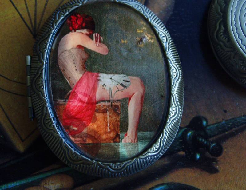 Weiblich in Rotem Medaillon von MariPruksgifts