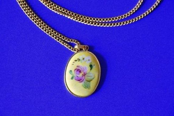 Vintage Handbemalter Porzellan Anhänger, Goldrand, Personalisiertes Geschenk Vintage Handbemalter Porzellan Anhänger, Goldrand, Personalisiertes Geschenk von MariaBanchelli