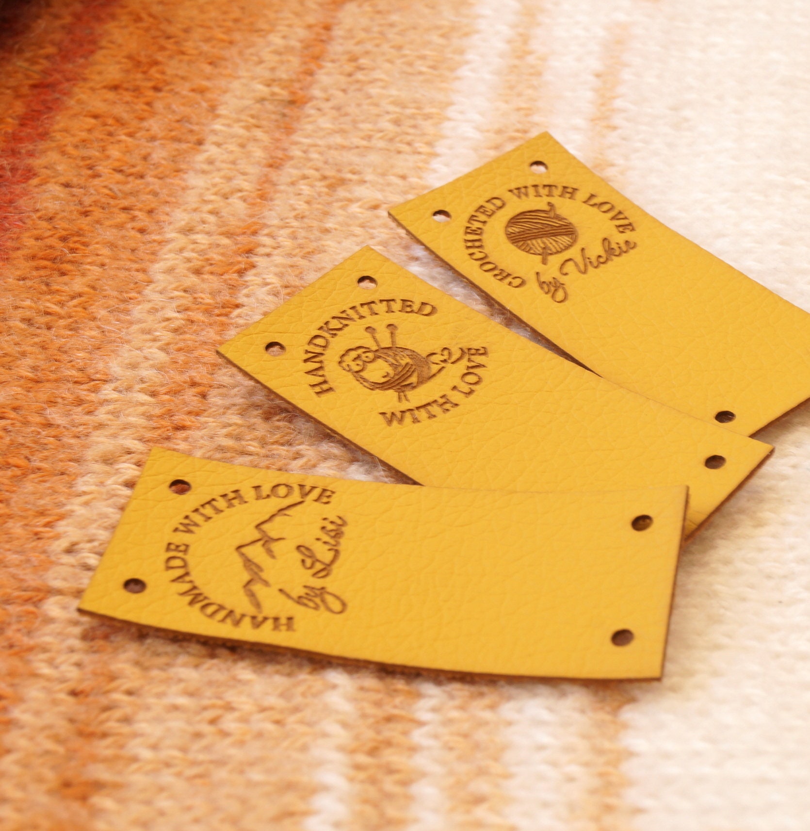 Logoetiketten Für Handmade Produkte, Individuelle Lederetiketten, Vegan Anhänger Strick - Und Häkelprodukte, Kleidungsetiketten Babyartikel, 25 Stück von MariaKonstantin