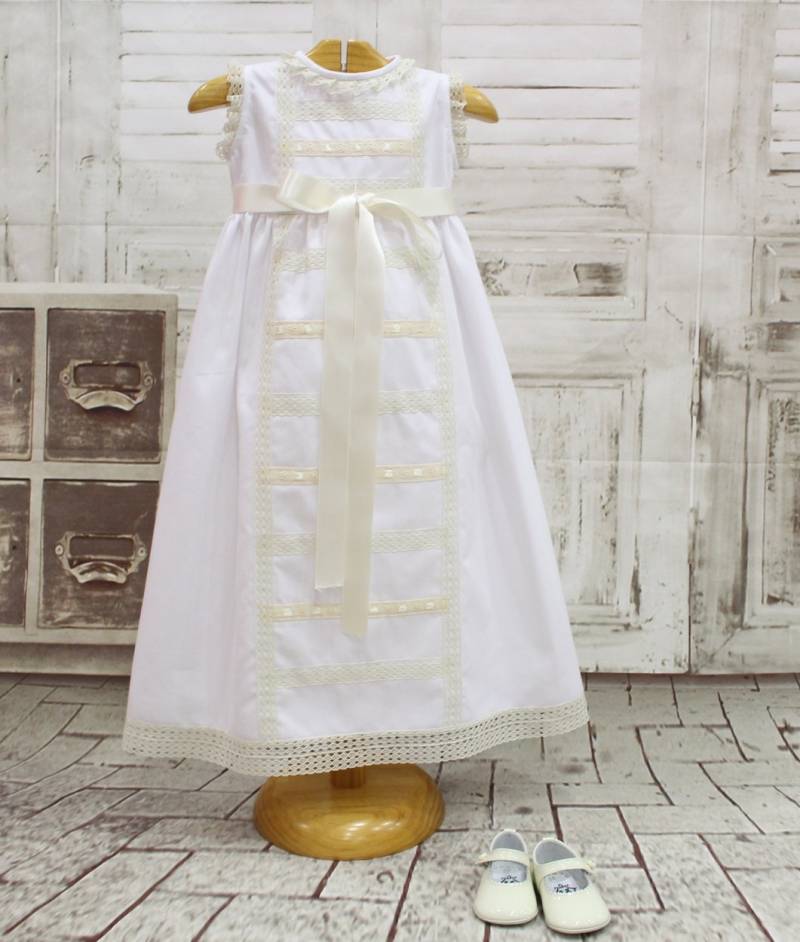 Ärmelloses Weißes Piqué-Taufkleid. Mit Beiger Und Elfenbeinfarbener Spitze Besetzt. Weißes Taufkleid von MariaPlateroKidsClot